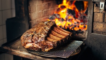 米其林星級餐廳 Burnt Ends 供應(yīng)的煙熏烤肉